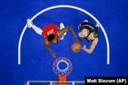 Nikola Jokić i Džoel Embid tokom utakmice u Filadelfiji 14. marta 2022. (Foto: AP/Matt Slocum)