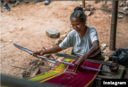 Seorang ibu tengah menenun kain di Umutnana, Nusa Tenggara Tengah (IG/Solarchapter)