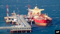 Sebuah kapal tanker berlabuh di terminal ekspor minyak di pelabuhan timur jauh Kozmino, Rusia, 28 Desember 2009. (Foto: AP)