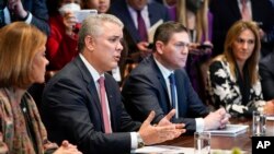 2022年3月10日，哥伦比亚总统杜克在白宫与美国总统拜登会晤时发言。（美联社）