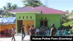 Kepolisian Daerah Sulawesi Tengah membantu renovasi rumah mantan napiter di Poso. (Foto: Courtesy/Humas Polres Poso)