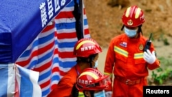 资料照片：搜救人员在中国东航的客机坠落现场工作。(2022年3月24日)