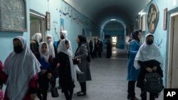 Para siswa tampak berjalan di lorong sekolah menengah khusus perempuan Tajrobawai di Herat, Afghanistan, pada 25 November 2021. (Foto: AP/Petros Giannakouris)