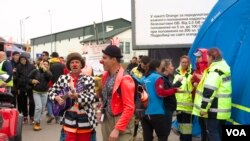 The camp just across from Ukraine sometimes seems a cross between a chaotic local fair and the kind of circus that springs up around rock music festivals. The difference is no one is selling anything but giving things away — including entertainment for refugee kids. (Jamie Dettmer/VOA)