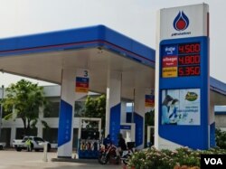 តម្លៃ​ប្រេង​សាំង​នៅ​ស្ថានីយ៍​ប្រេង​ឥន្ធនៈ PTT ក្នុង​ខណ្ឌ​ជ្រោយ​ចង្វារ រាជធានី​ភ្នំពេញ នា​ថ្ងៃ​ទី​១១ ខែ​មីនា ឆ្នាំ​២០២២។ (កាន់ វិច្ឆិកា/វីអូអេ)