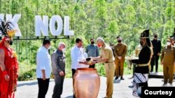 Presiden Jokowi melakukan prosesi penyatuan air dan tanah di Titik Nol, IKN di Kabupaten Penajam Paser Utara, Kaltim, Senin (14/3) yang berasal dari 34 Provinsi di Indonesia yang di bawa oleh masing-masing Gubernur (biro Setpres)