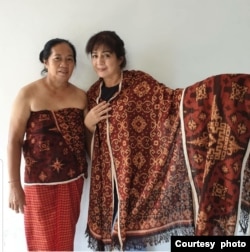 Myra Widiono (kanan) bersama Maestro tenun Gringsing, I Made Sutari (foto: courtesy).