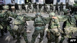 台湾士兵在高雄一处军事基地进行军事表演。（资料照 2021年1月6日）