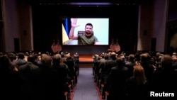 Presiden Ukraina saat berpidato secara virtual di anggota Kongres AS di Gedung Capitol, Washington, D.C., 16 Maret 2022. (Drew Angerer/Pool via REUTERS)