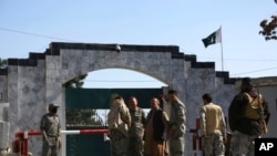 资料照片：巴基斯坦驻阿富汗使馆门前的安全警卫(2019年11月4日）