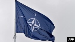 Arhiva - Zastava NATO vijori se na sedištu Alijanse u Briselu, 16. novembra 2022.