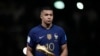 Atlet sepak bola Prancis Kylian Mbappe meraih Piala Sepatu Emas setelah sukses menjadi pencetak gol terbanyak, di Lusail, Qatar, Dec. 18, 2022. (Foto: AP)