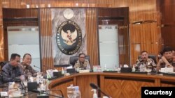 Menko Polhukam Mahfud MD (tengah) ketika bertemu dengan Tim PPHAM di Jakarta, pada 19 Desember 2022. (Foto: Kemenko Polhukam)
