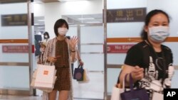 资料照：2020年7月7日，台北松江机场组织模拟外籍旅客到达台北进站的情景，以提高旅客顺利出关的步骤。