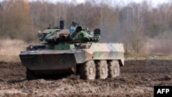 资料照片：法国陆军的一辆AMX 10 RC装甲战车在法国北部参加城市作战演练。(2012年11月29日)