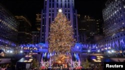 Pohon Natal di Rockefeller Center, Manhattan, New York City, New York, AS, 30 November 2022. (REUTERS/Jeenah Moon)