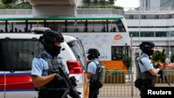 香港武装警察押解据信是运送香港壹传媒创办人黎智英的监狱车辆抵达香港高等法院。（2022年12月1日）