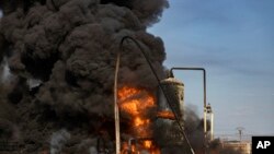 Asap tebal mengepul dari sebuah depot minyak pasca serangan udara Turki di dekat kota Qamishli, Suriah, 23 November 2022. 