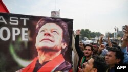 Para pendukung mantan perdana menteri Pakistan Imran Khan berdemo sehari setelah percobaan pembunuhan terhadap Khan di Wazirabad, 4 November 2022. (Foto: Aamir Qureshi/AFP)