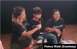 Aldifi Tegarajasa, pemeran Tegar, mengajak anak-anak disabilitas tetap semangat dan berani meraih mimpi. (Foto: VOA/Petrus Riski)