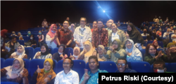 Wagub Jatim Emil Elistianto Dardak bersama salah satu pemeran film Tegar, Deddy Mizwar, nonton bersama di salah satu Bioskop di Surabaya. (Foto: VOA/Petrus Riski)