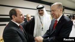 Presiden Turki Recep Tayyip Erdogan (kanan) berjabat tangan dengan Presiden Mesir Abdel Fattah el-Sisi di sela-sela Piala Dunia di Doha, Qatar, pada 20 November 2022 lalu (foto: dok).