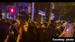 2022年11月27日,上海乌鲁木齐中路举行的抗议示威活动 (照片来源:推特截屏)