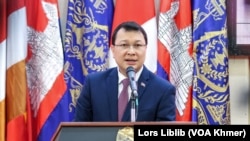 លោក ឌិត ទីណា រដ្ឋមន្ត្រីក្រសួងកសិកម្ម ថ្លែងអំពី«ទស្សនទានក្នុងវិស័យកសិកម្មនៅកម្ពុជា» នៅក្នុងសន្និសីទសារព័ត៌មានមួយនៅទីស្តីការគណៈរដ្ឋមន្ត្រី ក្នុងរាជធានីភ្នំពេញ ថ្ងៃទី ៥ ខែមករា ឆ្នាំ២ ០២៣។ (លាស់ លីបលីប/វីអូអេ)
