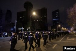 北京大批警察2022年11月28日抵达一个示威地点。（路透社）