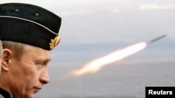 Presiden Rusia Putin menyaksikan peluncuran rudal selama latihan angkatan laut di Kutub Utara Rusia di atas kapal penjelajah rudal nuklir Pyotr Veliky. (Foto: via Reuters)