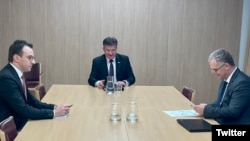 Izaslanik Evropske unije za dijalog Miroslav Lajčak, glavni pregovarač Kosova Besnik Bisljimi (desno) i Srbije Petar Petković (levo) u Briselu 23. novembra 2022.