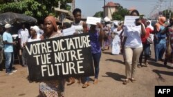 Des manifestations réclamant le départ des militaires sont régulièrement interdites et plusieurs médias ont été fermés dans le pays. (photo d'archives)