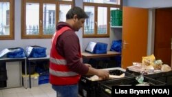 Volonter Armije spasa Obeid Žil, koji radi u Parizu, misli da je važno pomoći ranjivim grupama ljudi u komplikovano vreme.