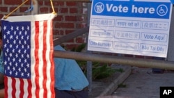 រូបឯកសារ៖ បដាមួយដែលសរសេរពាក្យថា «បោះឆ្នោតនៅទីនេះ» ជាភាសាអង់គ្លេស ចិន ហិណ្ឌូ ជប៉ុន ខ្មែរ កូរ៉េ អេស្ប៉ាញ ហ្វីលីពីន ថៃ និងវៀតណាម ត្រូវបានដាក់នៅមុខមណ្ឌលបោះឆ្នោតមួយកន្លែង ក្នុងទីក្រុង Los Angeles រដ្ឋ California កាលពីថ្ងៃទី ៨ ខែវិច្ឆិកា ឆ្នាំ ២០១៦។