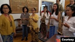 Kelompok angklung diaspora Indonesia di Richmond (VOA/Nia Iman Santoso)