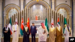 2022年12月9号，沙特阿拉伯王储及内阁首相穆罕默德·本·萨勒曼（右）欢迎中国国家主席习近平出席海湾国家合作委员会峰会和中国-阿拉伯联盟国家峰会。习近平还会见了海湾国家及其他阿拉伯国家领导人。本照片由沙特通讯社发布，美联社提供。