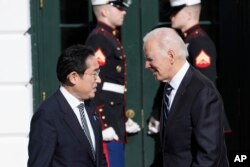 Presiden Joe Biden menyambut Perdana Menteri Jepang Fumio Kishida di Halaman Selatan Gedung Putih di Washington, D.C., Jumat, 13 Januari 2023. (AP/Susan Walsh)