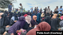 Sebanyak 184 pengungsi etnis Muslim-Rohingya tiba di Pantai Kuala Gigeng Lamnga, Kecamatan Masjid Raya, Kabupaten Aceh Besar, Aceh, Minggu (8/1).(Foto: Courtesy/ Polda Aceh)