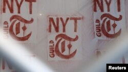 Znak ispred zgrade Njujork Tajmsa na Menhetnu, Njujork, SAD, 8. decembar, (Foto: REUTERS/Jeenah Moon)