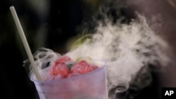 Ilustrasi - Cikbul (Ciki Ngebul/Ice Smoke) atau yang biasa disebut Dragon's Breath di AS, disajikan di karnaval State Fair Meadowlands, East Rutherford, New Jersey, Kamis, 5 Juli 2018. (AP Photo/Julio Cortez)