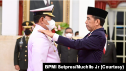 Presiden Joko Widodo melantik dan mengambil sumpah jabatan Laksamana TNI Yudo Margono sebagai Panglima Tentara Nasional Indonesia (TNI), pada Senin, 19 Desember 2022. (Foto: BPMI Setpres/Muchlis Jr)
