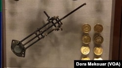 Krivotvorena oprema i lažni zlatni novčići od 10 dolara, izrađeni od bakrenih penija, izloženi u Muzeju američke tajne službe.