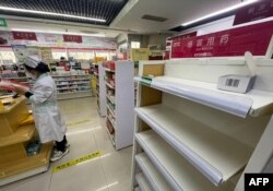 北京一家药店已经售光感冒用药。（2022年12月15日）