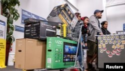 Praznična kupovina na Crni petak, Čikago, Ilinois, 25. novembar 2022.(Foto: REUTERS/Jim Vondruska)