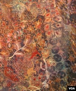 Batik "Sacred Zoo" hasil kolaborasi dengan pelukis lain (VOA/Puspita).