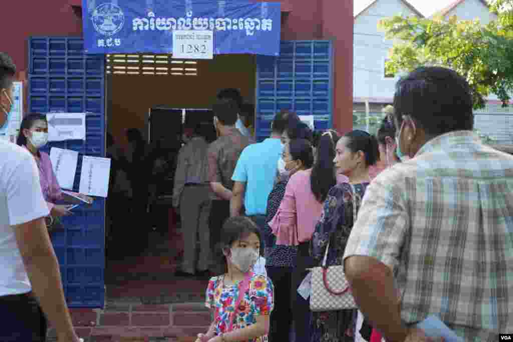 ពលរដ្ឋតម្រង់ជួររងចាំបោះឆ្នោត ក្នុងការបោះឆ្នោតជ្រើសតាំងក្រុមប្រឹក្សាឃុំសង្កាត់អាណត្តិទី ៥ នៅក្នុងសង្កាត់ភ្នំពេញថ្មី ខណ្ឌសែនសុខ រាជធានីភ្នំពេញ ថ្ងៃទី ៥ ខែមិថុនា ឆ្នាំ ២០២២។ (ខាន់ សុគុំមនោ/វីអូអេ)