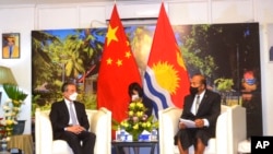 在新华社发布的这张照片中，基里巴斯总统兼外交部长塔内蒂·马茂（右）于2022年5月27日在基里巴斯塔拉瓦会见中国外交部长王毅。