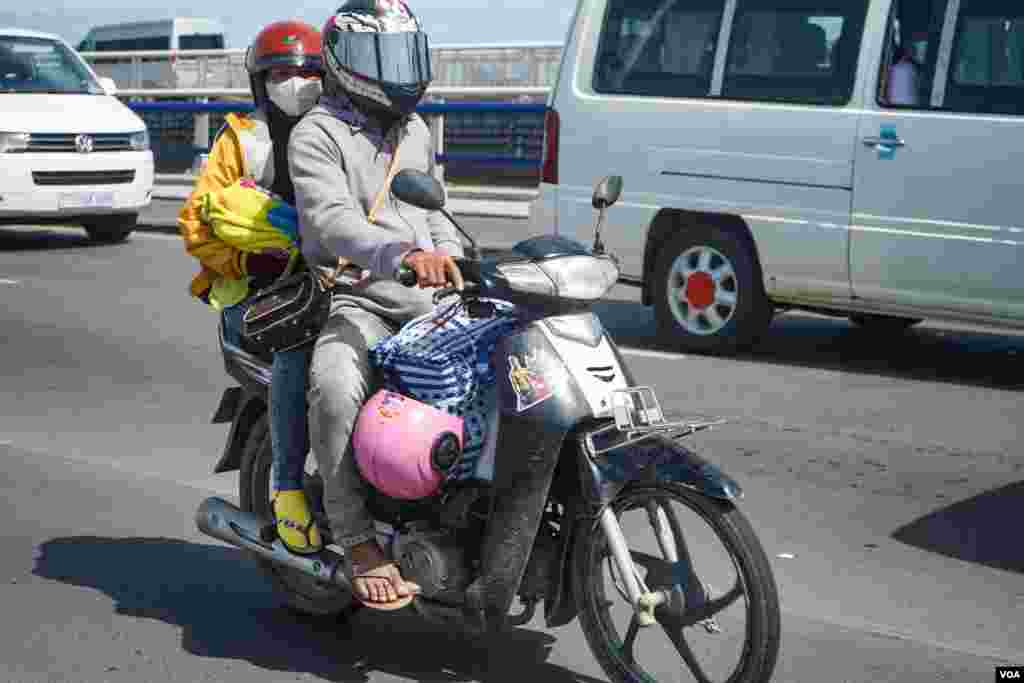 ពលរដ្ឋខ្លះនៅភ្នំពេញធ្វើដំណើរទៅស្រុកកំណើតនៅតាមខេត្ត មួយថ្ងៃមុនថ្ងៃបោះឆ្នោតជ្រើសរើសក្រុមប្រឹក្សាឃុំសង្កាត់អាណត្តិទី ៥ នៅរាជធានីភ្នំពេញ ថ្ងៃទី ៤ ខែមិថុនា ឆ្នាំ ២០២២។ (ខាន់ សុគុំមនោ/វីអូអេ)