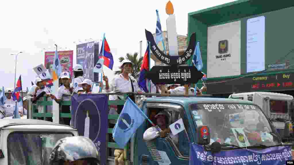 អ្នកគាំទ្រ​គណបក្ស​ភ្លើង​ទៀន​ដង្ហែ​ក្បួន​នៅ​រាជធានី​ភ្នំពេញ នា​ថ្ងៃ​បញ្ចប់​នៃ​យុទ្ធនាការ​ឃោសនា​រក​សំឡេង​ឆ្នោត ថ្ងៃទី​៣ ខែមិថុនា ឆ្នាំ​២០២២។ (ស៊ុន ណារិន/វីអូអេ)