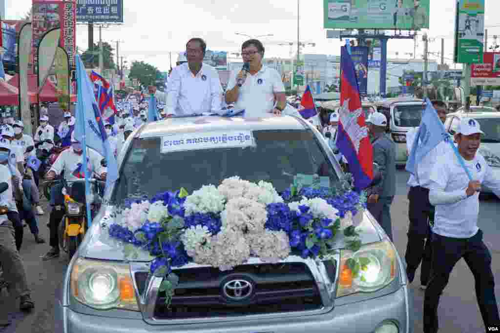 លោក សុន ឆ័យ​ អនុប្រធាន​ប្រធាន​គណបក្សភ្លើងទៀន និយាយទៅ​កាន់អ្នក​គាំទ្រ និង​ប្រជាពលរដ្ឋតាម​ដងផ្លូវ​ ឲ្យ​ទៅ​បោះ​ឆ្នោត​ឲ្យគណបក្សខ្លួន នៅរាជធានី​ភ្នំពេញ ថ្ងៃទី​០៣ ខែមិថុនា ឆ្នាំ២០២២។ (ខាន់​ សុគុំមនោ/វីអូអេ)